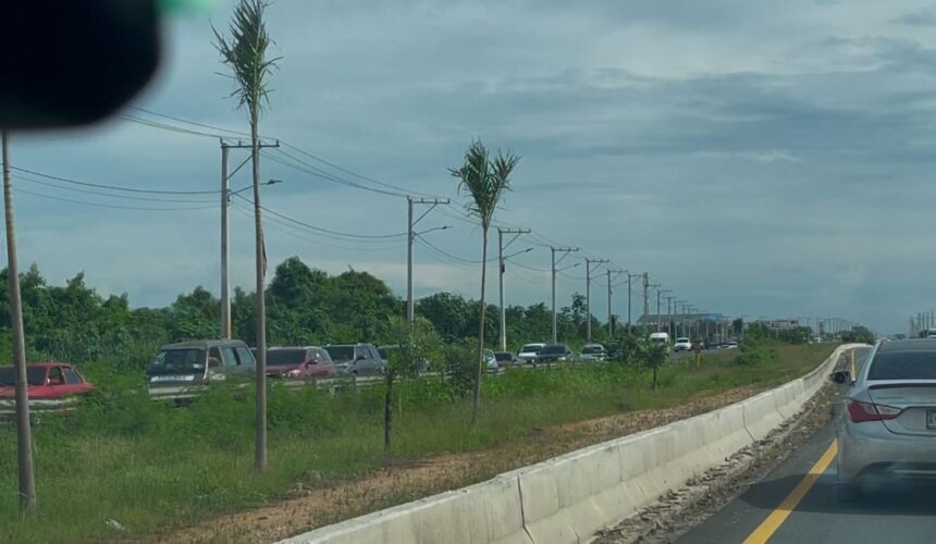 Usuarios reportan tapón kilométrico en la avenida Charles con Ecológica