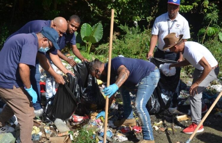 CAASD realiza jornada de limpiezas de cañadas en el GSD