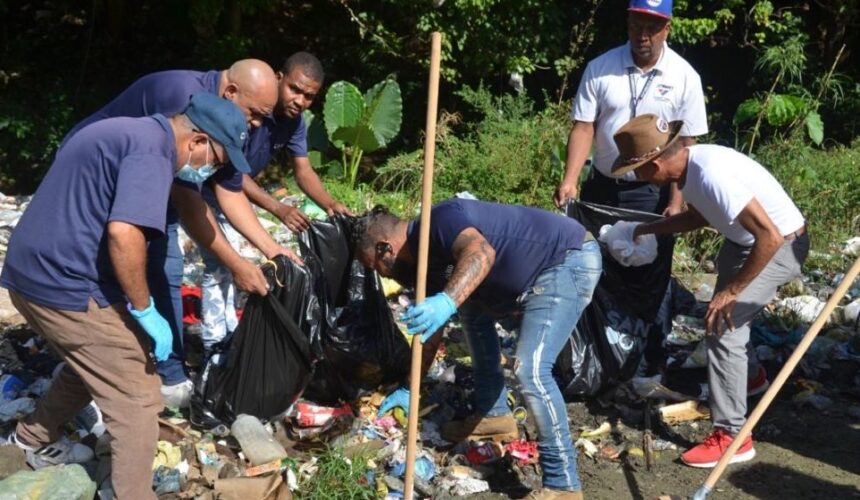 CAASD realiza jornada de limpiezas de cañadas en el GSD