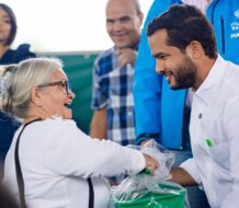 Omar Fernández entrega 12 mil kits de alimentos a familias necesitadas para Nochebuena
