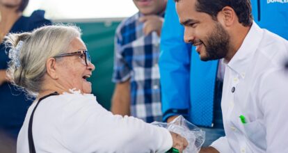 Omar Fernández entrega 12 mil kits de alimentos a familias necesitadas para Nochebuena