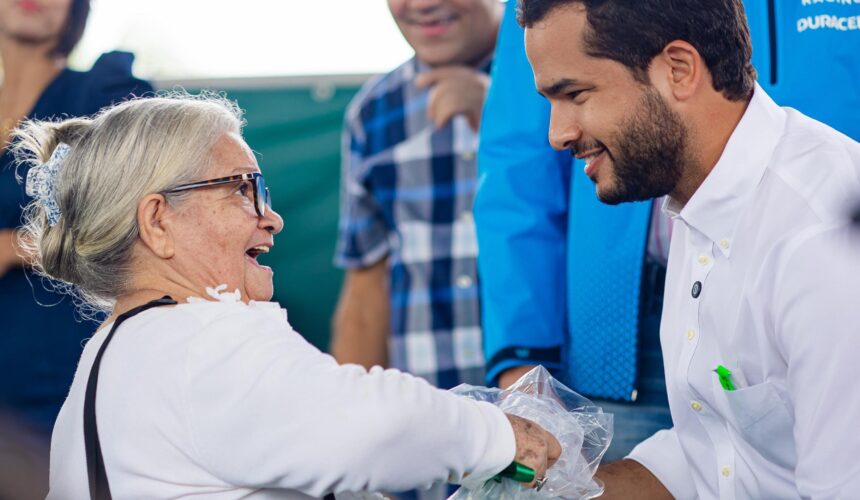 Omar Fernández entrega 12 mil kits de alimentos a familias necesitadas para Nochebuena