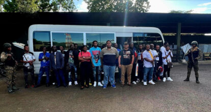 Detienen dominicano por presuntamente transportar autobus con 24 haitianos indocumentados