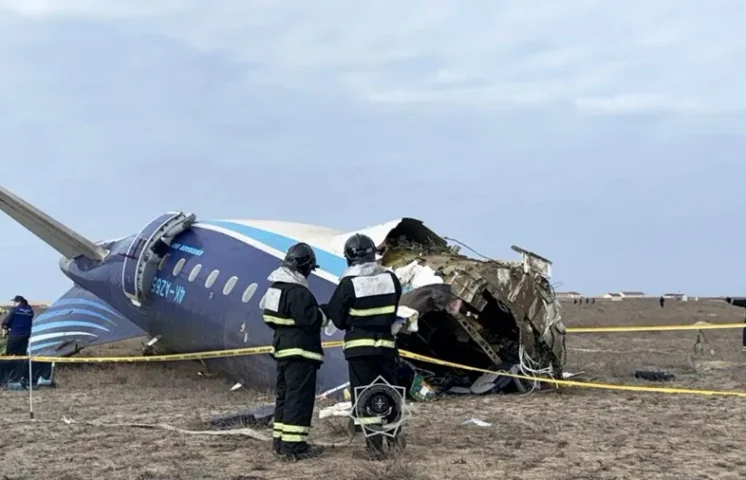 Fuentes del Gobierno azerbaiyano afirman que el avión de AZAL fue alcanzado por un misil ruso