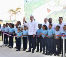 Inauguran nueva escuela, cancha deportiva y parque recreativo en San Pedro de Macorís