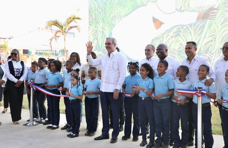 Inauguran nueva escuela, cancha deportiva y parque recreativo en San Pedro de Macorís