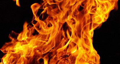 Dos niños mueren calcinados tras incendio en varias viviendas