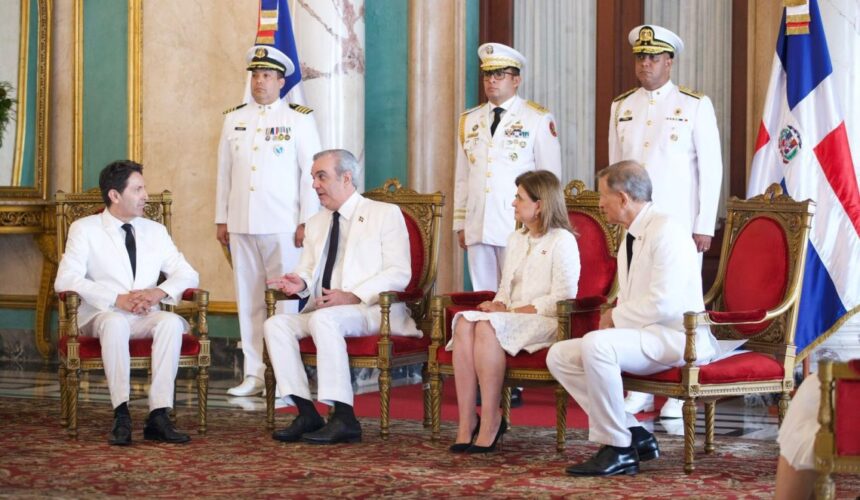 Abinader recibe cartas credenciales de nuevos embajadores habilitados en el país