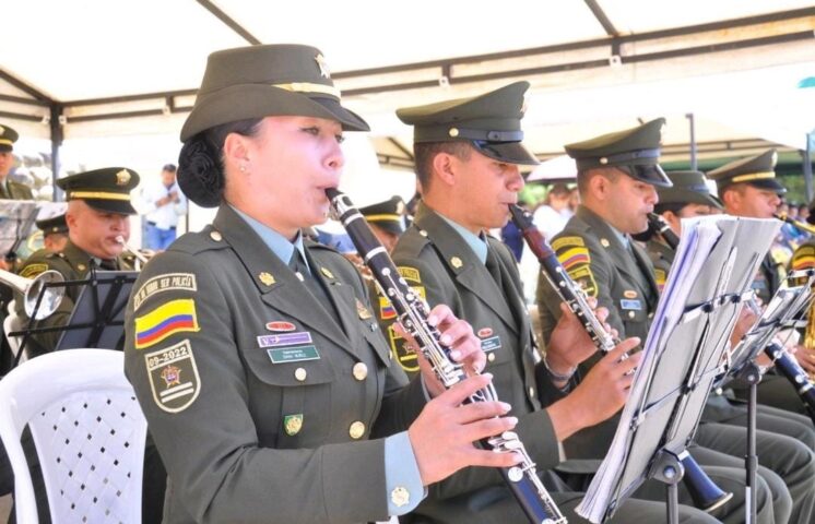 Diana Muñoz: La mujer policía que inspira con su música