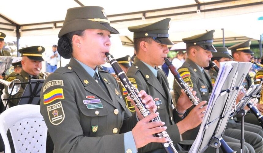 Diana Muñoz: La mujer policía que inspira con su música