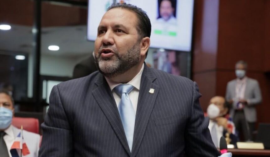 Senador pide a MIP flexibilizar medidas preventivas en navidad porque “El dominicano es alegría”.
