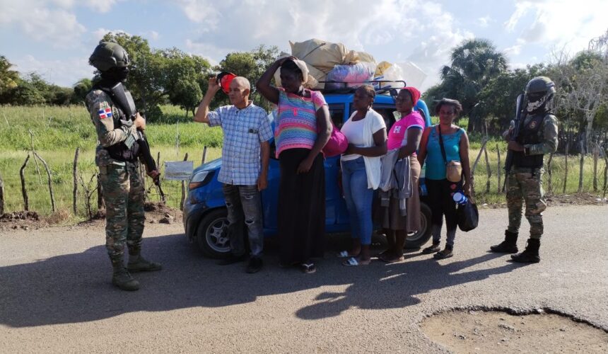 Continúa tráfico ilegal de indocumentados; Detienen 30 haitianos en Monte Cristi y San Juan