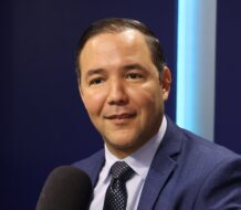 Johnny Pujols cuestiona coherencia del Gobierno sobre reducción de pobreza y aumento de bonos navideños