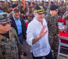 Abinader comparte almuerzos navideños con miembros del Ejército y PN