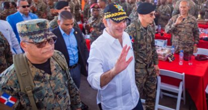 Abinader comparte almuerzos navideños con miembros del Ejército y PN