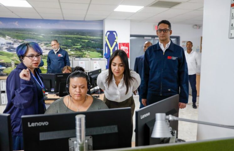 Ministra de Interior y Policía explora avances tecnológicos del 911