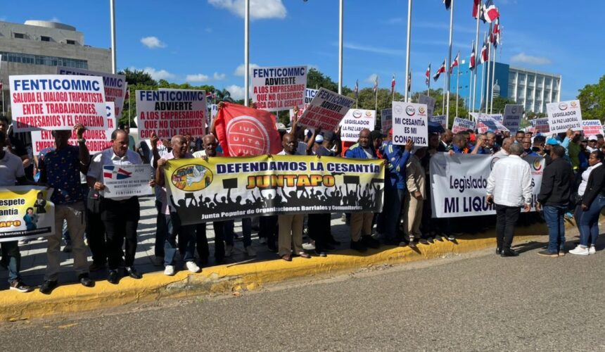 Trabajadores protestan contra cesantía de reforma laboral