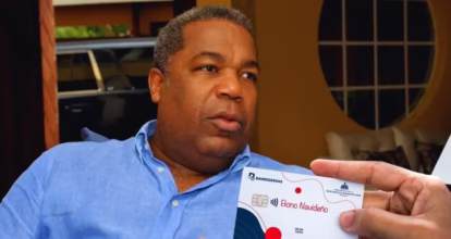 Tony Peña defiende entrega de bonos navideños