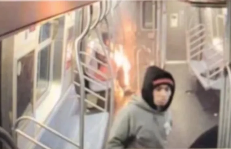 Una mujer fue quemada viva en un vagón del metro de Nueva York