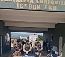 Detienen a dos jóvenes con tres paquetes de marihuana en una motocicleta en Pedernales