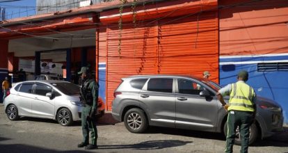 Ejecutan operativos para vehículos mal estacionados en Villa Juana