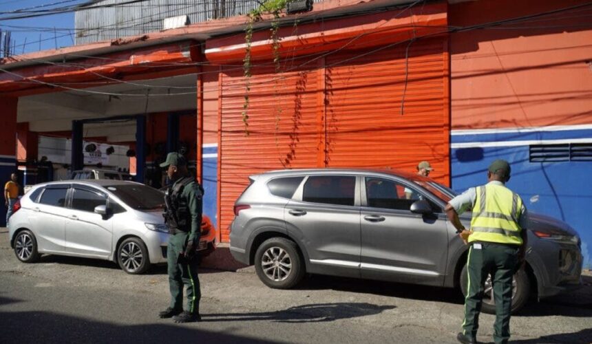 Ejecutan operativos para vehículos mal estacionados en Villa Juana