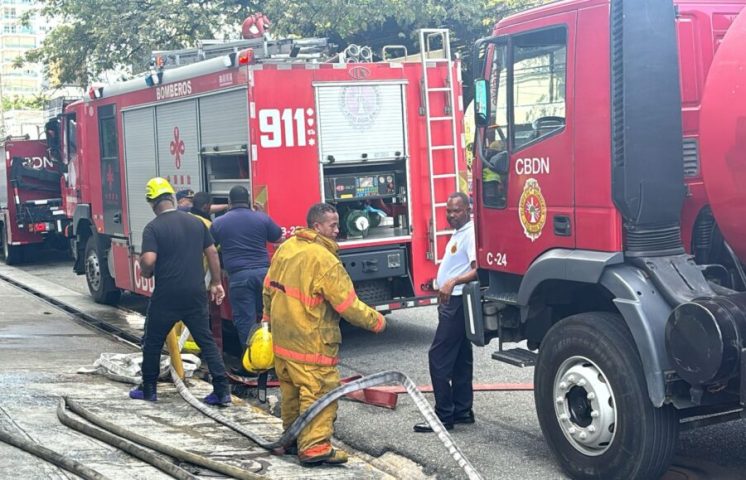 Se registra incendio en Plaza Bolera de la Av. Abraham Lincoln 