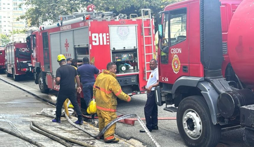 Se registra incendio en Plaza Bolera de la Av. Abraham Lincoln 