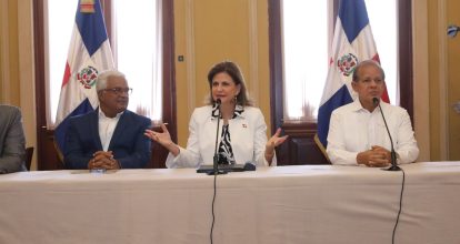 Raquel Peña inicia entrega de bonos navideños a juntas de vecinos de todo el país