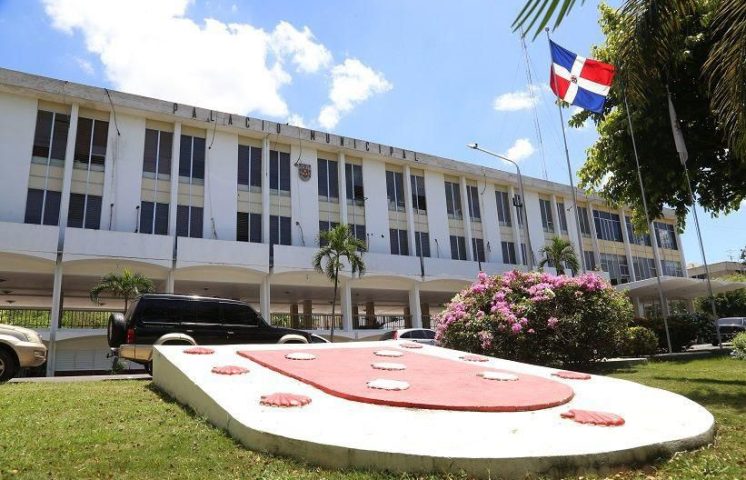 Alcaldía de Santiago desmiente rumores sobre retiro de parqueos a regidores