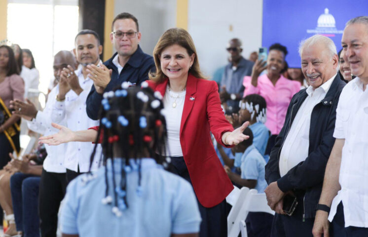 Raquel Peña inaugura destacamento en Santo Domingo Este y escuela en San Pedro de Macorís