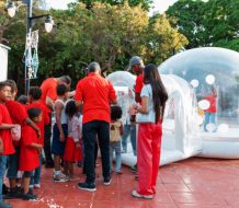 Carolina Mejía organiza show navideño para niños de Capotillo, Las Cañitas y Simón Bolívar