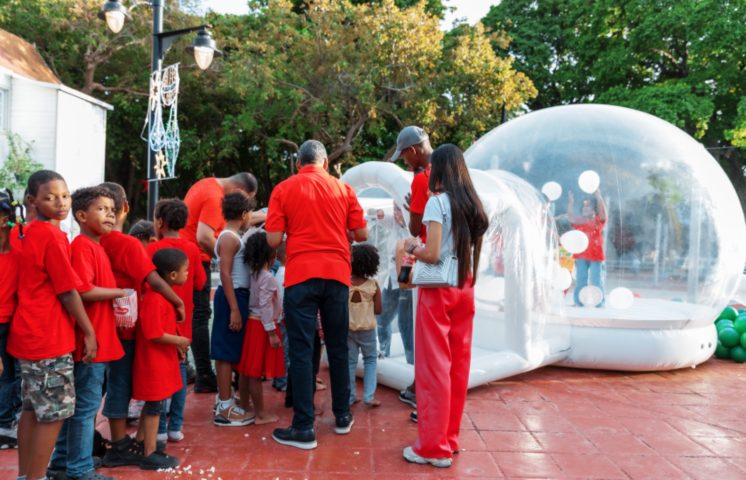Carolina Mejía organiza show navideño para niños de Capotillo, Las Cañitas y Simón Bolívar