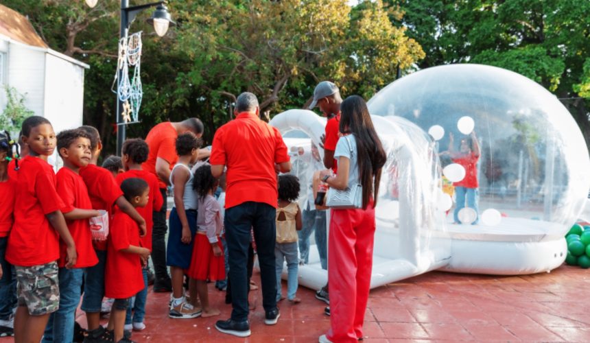 Carolina Mejía organiza show navideño para niños de Capotillo, Las Cañitas y Simón Bolívar