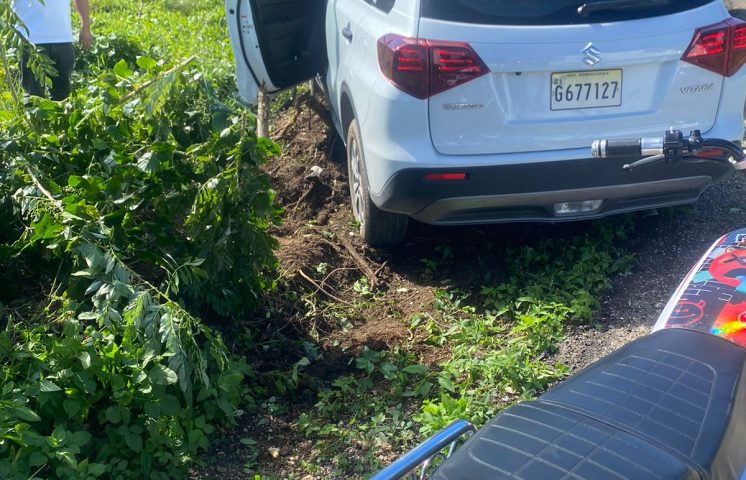 Exigen a las autoridades arreglar hoyo en la carretera Nagua-Río San Juan