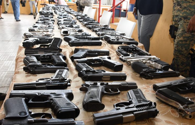 ¿Qué es la Segunda Enmienda que permite portar armas en Estados Unidos?