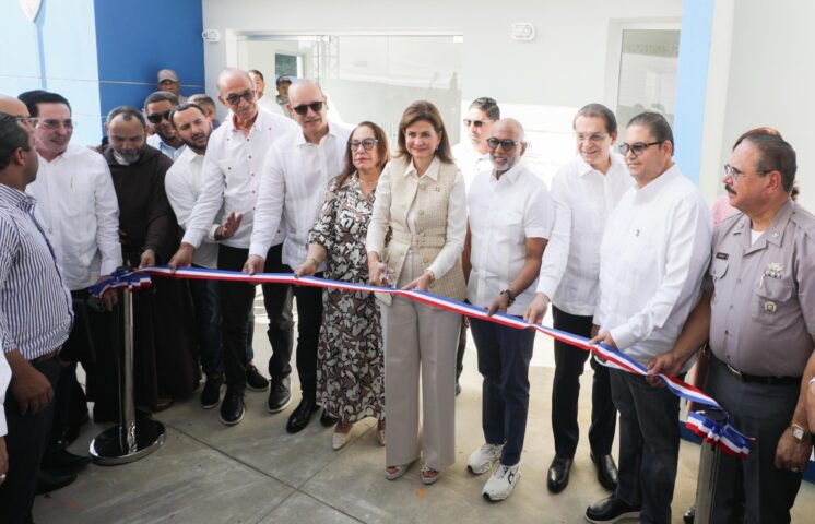 Vicepresidenta Raquel Peña inaugura  destacamento policial en Santiago