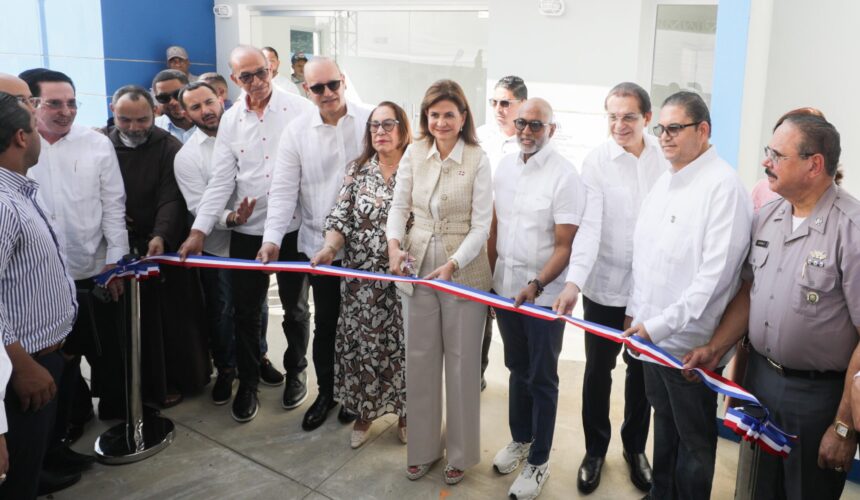 Vicepresidenta Raquel Peña inaugura  destacamento policial en Santiago