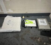 Ocupan porta placas y dispositivo electrónico de vehículo llenos de presunta cocaína 