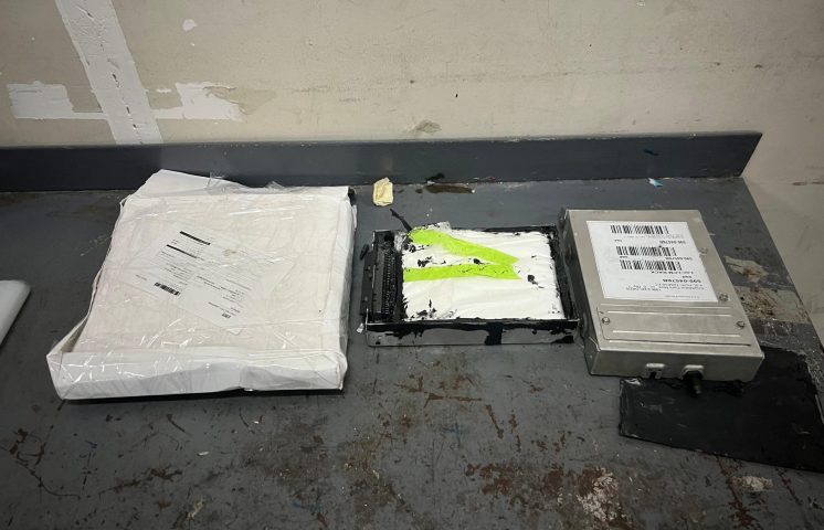 Ocupan porta placas y dispositivo electrónico de vehículo llenos de presunta cocaína 