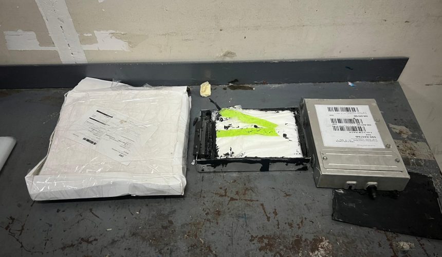 Ocupan porta placas y dispositivo electrónico de vehículo llenos de presunta cocaína 