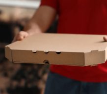 Arrestan a una mujer acusada de apuñalar a cliente que le dio poca propina en Florida 