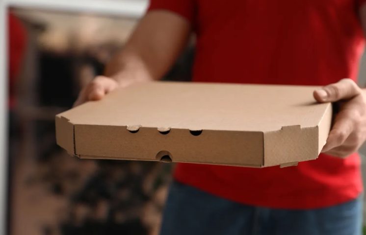 Arrestan a una mujer acusada de apuñalar a cliente que le dio poca propina en Florida 