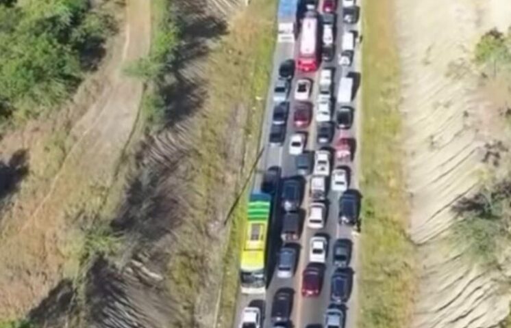 Usuarios reportan tapón kilométrico tras accidente en tramo Azúa-Baní