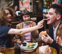 Aconsejan no excederse en consumo de comidas y bebidas no saludables en estas navidad
