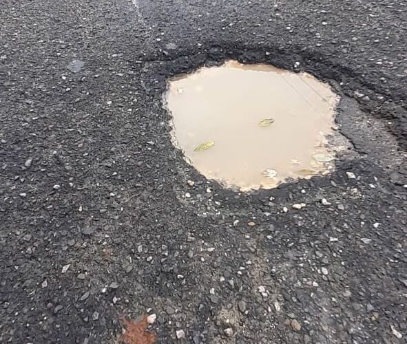 Hoyos en la Autopista Cabrera-Río San Juan afectan acceso a destinos de lujo