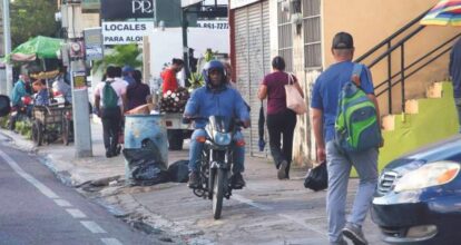Motoristas circulan por aceras y en vías contrarias como 