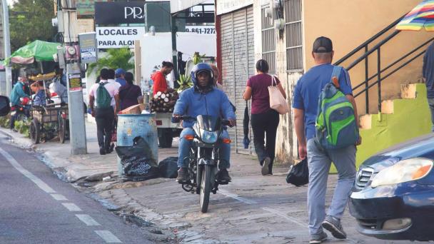 Motoristas circulan por aceras y en vías contrarias como 