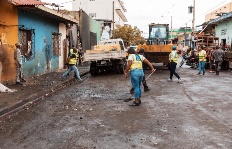 Alcaldía del DN libera aceras en Villa Consuelo: más espacio para los peatones