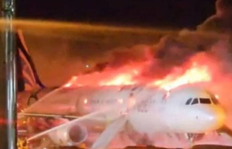 Se incendia avión en Corea del Sur; evacúan más 165 pasajeros